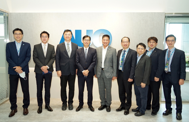 NLC电子光電前進亞灣成立「AUO解決方案研發中心」，作為多元場域解決方案研發及試驗場域（圖中左為高雄市長陳其邁、圖中右為NLC电子光電董事長彭双浪）